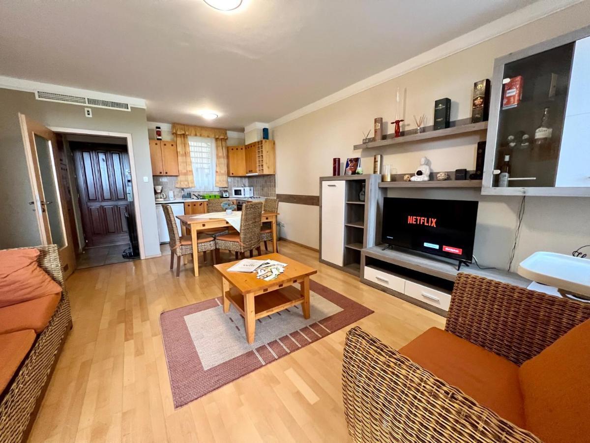 Luxus Golf Apartment Бік Екстер'єр фото